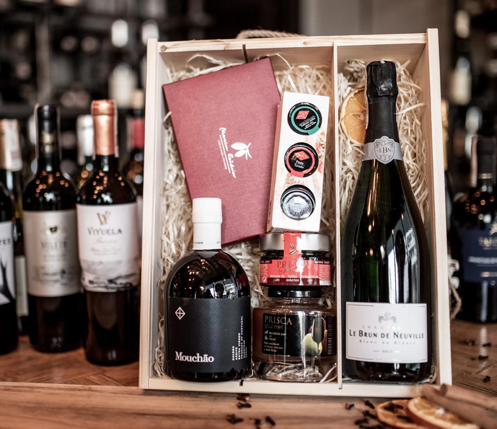 { Oferta Zestawów Świątecznych N 8 Kraj: Francja, Szczep: Chardonnay, Region: AOC Champagne. Le Brun De Neuville Cuvee Blanc de Blancs Dodatki: Praliny Luxury opakowanie 15 szt.