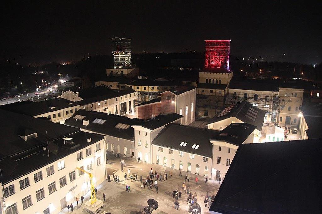 Autor, Afiliacja, Podtytuł Wałbrzych gęsto zaludniony obszar miejski, w którym z jednej strony występuje znaczny ubytek ludności, a z drugiej strony, zachodzi w nim proces