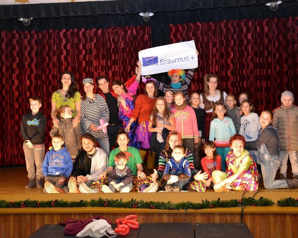 WOLONTARIAT W PROGRAMIE ERASMUS+ Przykład: Młodzi bliżej Europy, Stowarzyszenie ANAWOJ Z raportu organizacji: Wolontariusze realizowali różnorodne działania, przede wszystkim opierające się na: -
