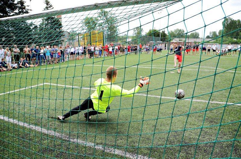 Nauczyciele po lekcjach starają się zachęcić młodzież i mobilizować ich do zabawy sportem i poprawiania swoich osiągnięć dając im do tego dobry przykład.