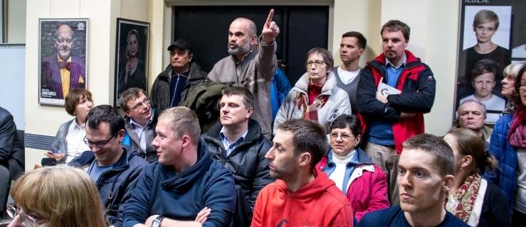 oddalony od jezdni na odcinku Przy Bażantarni-Płaskowickiej, a bliżej jezdni na odcinku Przy Bażantarni-Wąwozowa.