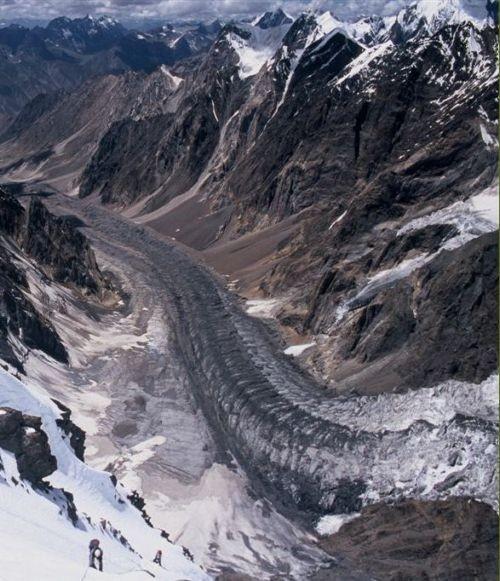 Wspinaczka na Bukma Col (ok.5700m). Poniżej jęzor lodowca Bukma.