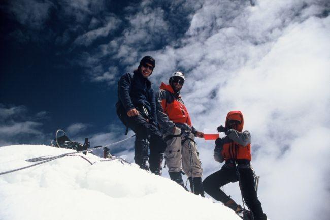 Na szczycie Honboro Peak West (ok. 6430m). Od lewej: Łukasz, Andrzej i Wojtek. Chcielibyśmy bardzo podziękować Polskiemu Związkowi Alpinizmu oraz Fundacji im.