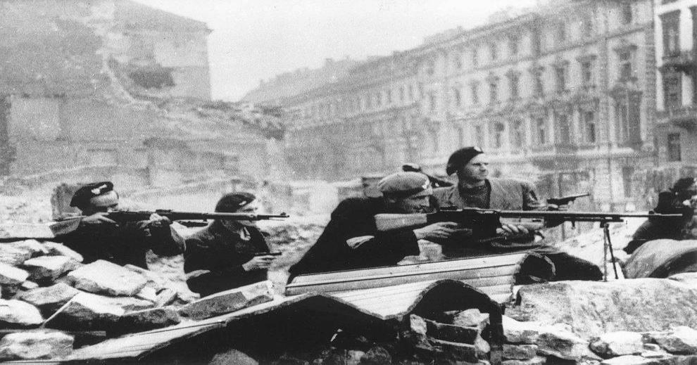 W nocy znowu próbowaliśmy odbić dom mieszkalny. Pod dowództwem Szarego ze zgrupowania Leśnik nad ranem budynek należał do nas.