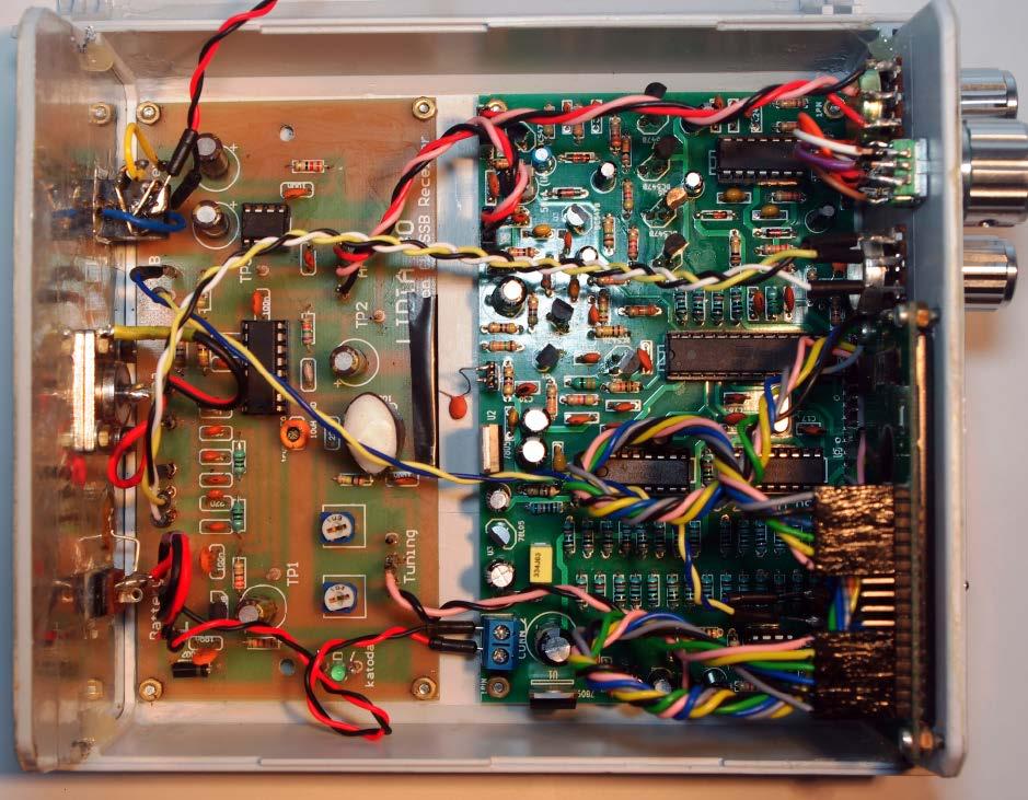 o wymiarach znacznie większych od obu płytek (podstawowej analogowej oraz przystawki cyfrowej), gwarantującej ochronę przed przenikaniem zakłóceń elektromagnetycznych z otoczenia konstruowanego
