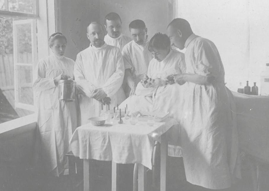 Operacja oftalmologiczna w szpitalu lucyńskim. 1913 r. IKONY LUCYNA.