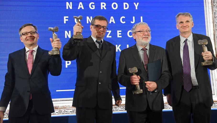 Andrzej Dziembowski, prof. Krzysztof Pachucki, prof. Andrzej Gałęski, prof. Timothy Snyder. Wykłady: We wtorek dn. 13 listopada b.