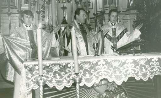 Monografia rzymskokatolickiej parafii św. Mikołaja w Grabowcu, tom II 11 Zdjęcie 5 Rok 1975. Józefów. Msza święta. Od lewej wikariusz parafii Józefów ks.