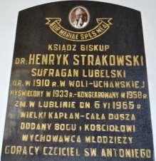 156 Monografia rzymskokatolickiej parafii św. Mikołaja w Grabowcu, tom II Zdjęcie 92 Rok 2011, 11 czerwca. Epitafium biskupa Henryka Strąkowskiego w kościele r.l. w Uchaniach (foto Anna Litwin). 11.25.