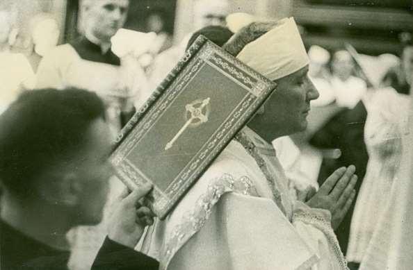 Zdjęcie 93 Rok 1952, 26 czerwca. Konsekracja biskupia księdza Tomasza Wilczyńskiego. Zdjęcie przekazane przez biskupa księdzu Stefanowi Saweckiego z prośbą o pamięć (zdjęcie ze zbiorów ks.