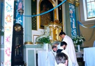 56 Monografia rzymskokatolickiej parafii św. Mikołaja w Grabowcu, tom II Zdjęcie 38 Rok 1995, 16 lipca. Msza św. prymicyjna ks. Zygmunta Żółkiewskiego. Ks. Zygmunt Żółkiewski błogosławi ks.