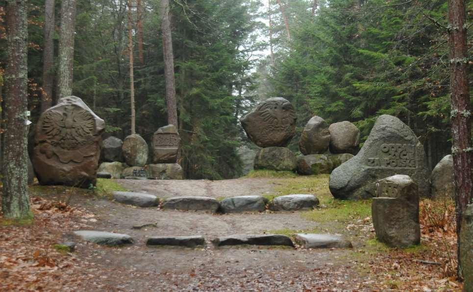 Wymownym symbolem walki o niepodległość jest pomnik na ścieżce na Bukową Górę poświęcony pamięci poległych w walce i zamordowanych leśników Lubelszczyzny i ich rodzin.