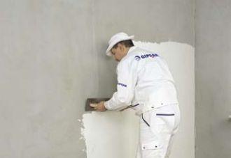 - Wykonywanie gładzi gipsowej Najpierw na całą powierzchnię ściany nanosimy warstwę wyrównawczą.