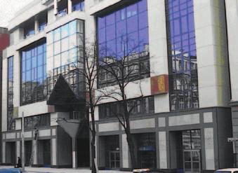 drugim planie, choć w latach 70. XX wieku produkowano w Polsce ściany zewnętrzne z gotową fakturą z białych grysów lub witromozaiki.