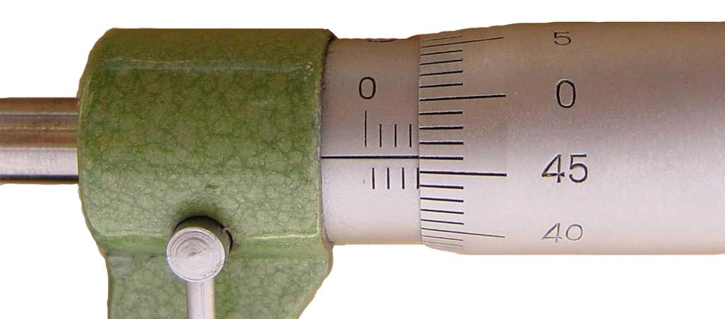 Zadanie 30. Wskazanie przedstawionej na rysunku śruby mikrometrycznej wynosi 3,04 mm 3,46 mm 3,54 mm 3,96 mm Zadanie 31. Zadaniem układu zraszania bębna frezarki jest Zadanie 32.