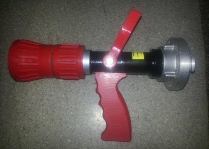 1. Prądownica PWT 52 TURBOSUPON. 2. Przenośne działko wodno pianowe. 3. Pasy mocujące za pomocą których stabilnie przymocowano prądownice do działka wodno pianowego. 4.