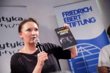 Zdaniem Guya Standinga obserwujemy obecnie transformację na wzór Karla Polany ego upadły stare systemy regulacji stosunków społecznych, a neoliberalizm dąży do liberalizacji i komodyfikacji wszelkich