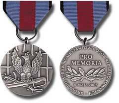 MEDAL PRO MEMORIA Medal Pro Memoria został ustanowiony przez Kierownika Urzędu do spraw Kombatantów i Osób Represjonowanych 25 stycznia 2005, za wybitne zasługi w utrwalaniu pamięci o ludziach i