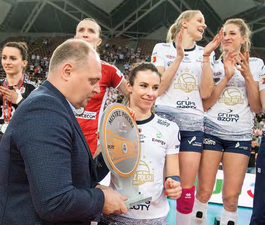 Trener Mašek wymienił połowę zespołu, ale nie mógł już uratować meczu. Jego zawodniczki zwiesiły głowy i przyjmowały kolejne ciosy gospodyń. W całym secie łodzianki zdobyły zaledwie cztery punkty.