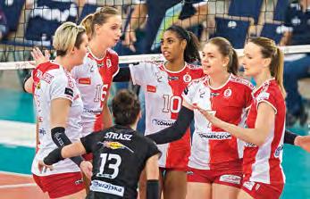 Z zespołu natomiast odeszły Agnieszka Wołoszyn, Katarina Osadczuk, Katarzyna Bryda, Anna Pawłowska i Patrycja Tomczyk. ŁKS zaczął sezon znakomicie. Siatkarki wygrywały mecz za meczem. W. kolejce pokonały lokalne rywalki.