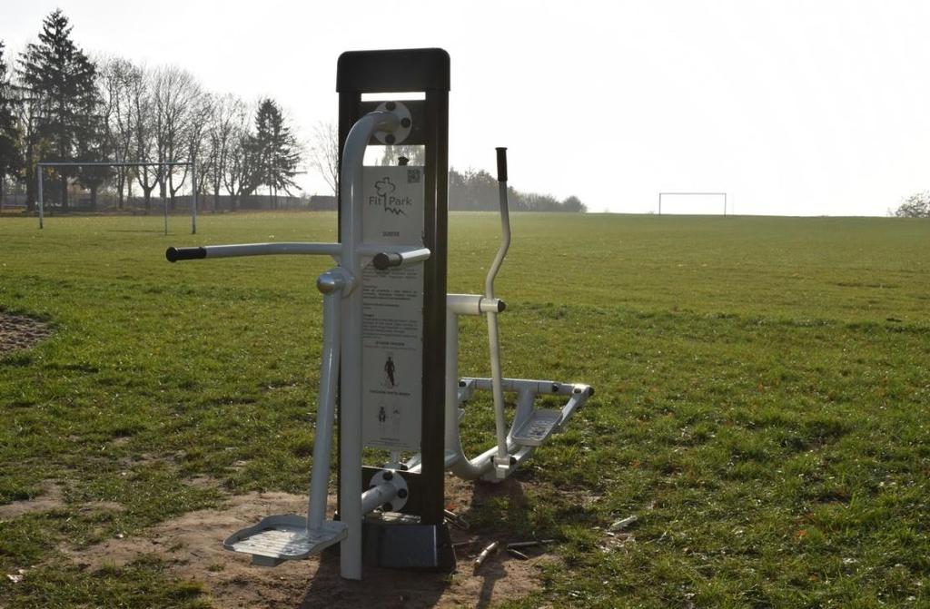 Modernizacja terenu sportowo rekreacyjnego w Dobrzyniu nad Wisłą poprzez doposażenie go w elementy fitness (Pylon wraz z