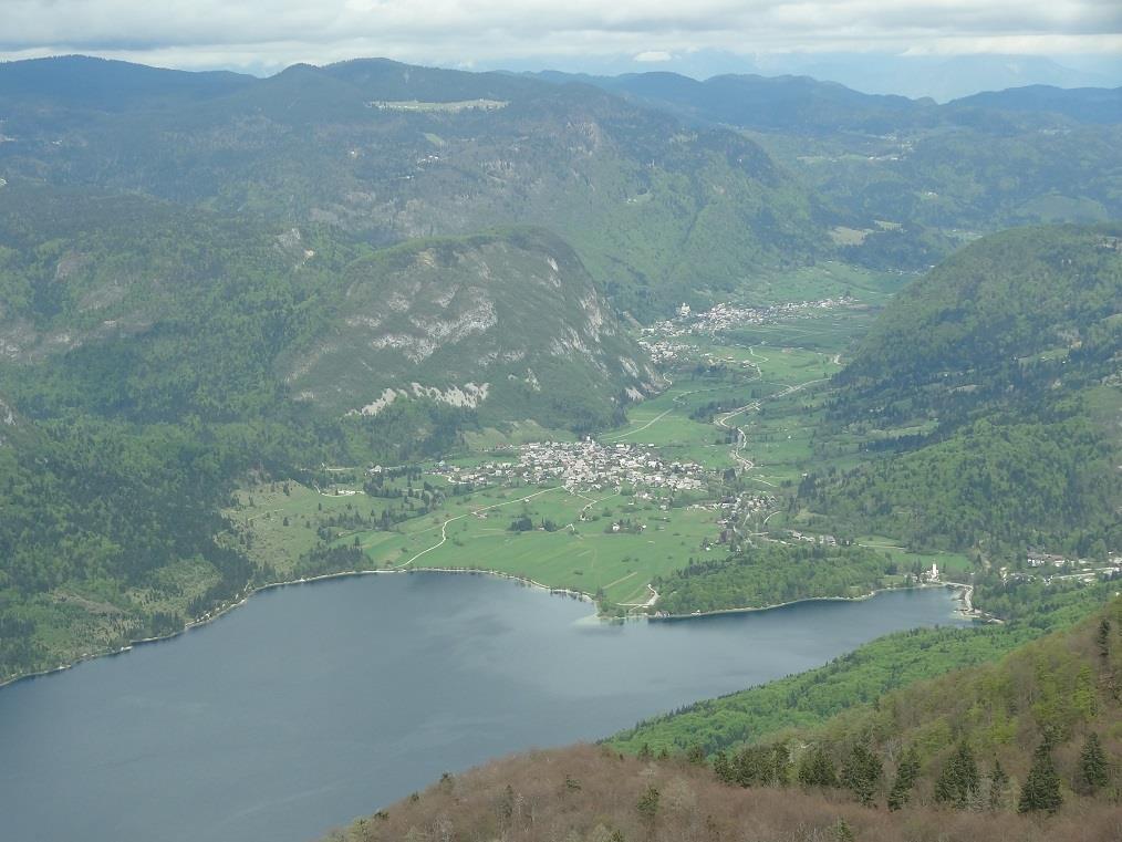 Fot. 18: Jezioro Bohinj oraz położona w dolinie miejscowość Stara Fužina.
