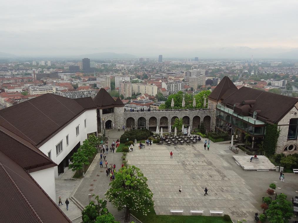 Fot. 35: Z lublańskiego zamku roztacza się