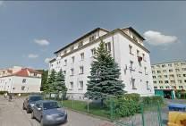 Modrzejewskiej 14-16 (OR-3 Warszów) Budynek wraz z najbliższym otoczeniem ze względu na niezadowalający stan techniczny wymaga: izolacji ścian fundamentowych, wymiany okienek piwnicznych,