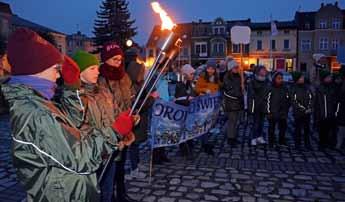 Gdy wszyscy dotarli na plac główny, rozpoczęły się tańce i śpiewy przy świetle harcerskich pochodni.