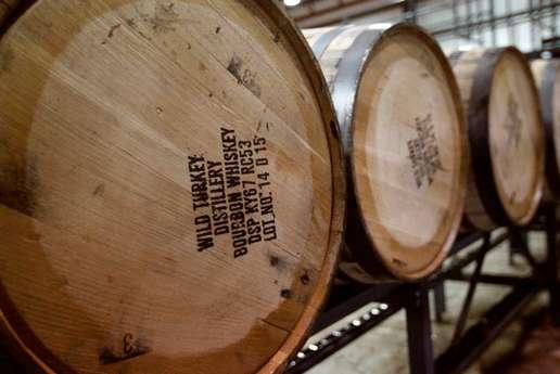 Jak podawać Wild Turkey? Jest wiele koktajli skomponowanych z udziałem bourbonu. Wild Turkey to idealny składnik klasycznych koktajli, np. Old Fashioned, Mint Julep, czy Whiskey Sour.