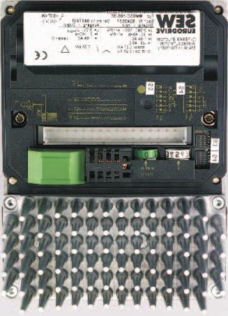 Przetwornica MOVIMOT z radiatorem (przykładowa wielkość 1) 6. Przełącznik S5 (zasilanie AUX-/24V, możliwości ustawień patrz Rozdział "Uruchomienie") 7. Listwa zaciskowa elektroniki X2 8.