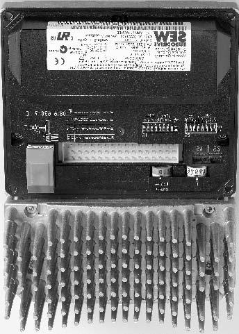 Przetwornica MOVIMOT z radiatorem (przykładowa wielkość 2) 5. Płytka zacisków mocy oraz sterowania 6. Śruba dla przyłącza PE 7. Listwa zaciskowa elektroniki X2 8. Wewnętrzny rezystor hamujący BW.