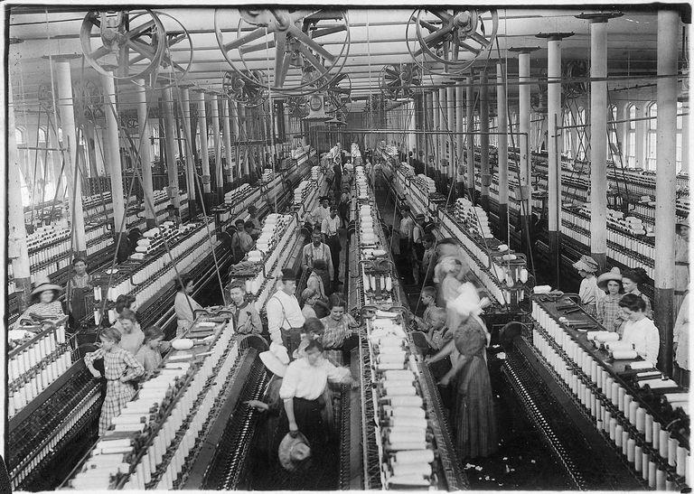 dobrej jakości. Angielskie fabryki zaczęły wkrótce sprzedawać tkaniny i ubrania na całym świecie, a kraj zarabiał dobrze na tym handlu. Pierwszym dużym miastem przemysłowym było Manchester.
