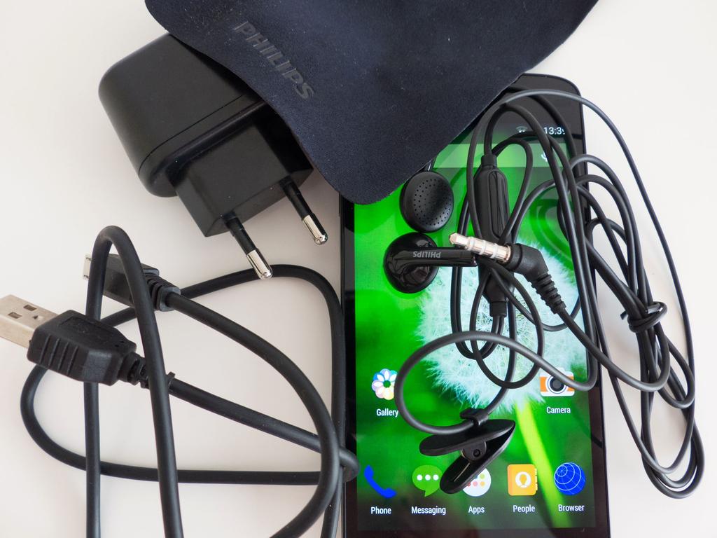 Budowa 4+ Pod względem jakości wykonania Philips Xenium i908 wybija się trochę ponad przeciętną.