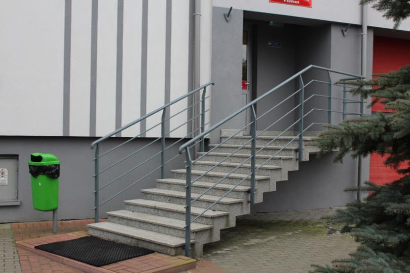 31 ukończono remont schodów wejściowych do