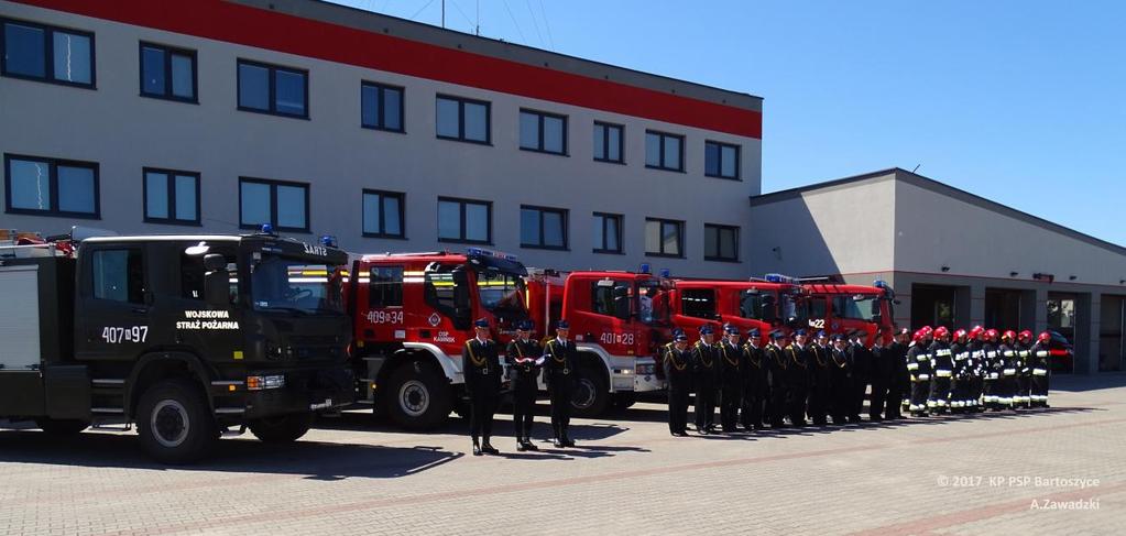 Następnie uroczystość przeniosła się na teren komendy,gdzie przeprowadzony został uroczysty apel.