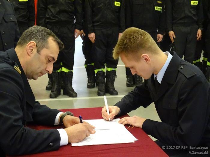 Ślubowanie przyjął Komendant Powiatowy PSP w Bartoszycach - bryg. Andrzej Harhaj, który powitał nowego funkcjonariusza w szeregach Państwowej Straży Pożarnej.