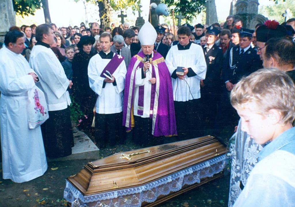 18 Historia Grabowca, zdjęcia z roku: 1996 Zdjęcie 30 Rok 1996, 1 października. Cmentarz parafialny w Grabowcu.