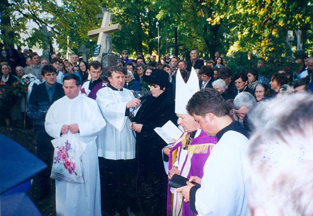 19 Zdjęcie 32 Rok 1996, 1 października. Cmentarz parafialny w Grabowcu. Pogrzeb ks.