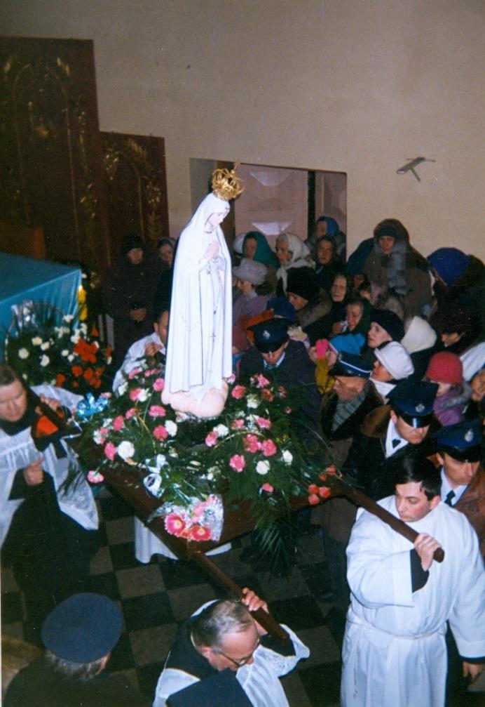 5 Zdjęcie 6 Rok 1996, 24 stycznia. Nawiedzenie świątyni w Grabowcu przez figurę Matki Bożej Fatimskiej (zdjęcie z kroniki parafii).
