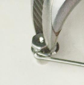 Zatrzask w kształcie litery C jest przytwierdzany (spinany) na główce mikro-implantu.