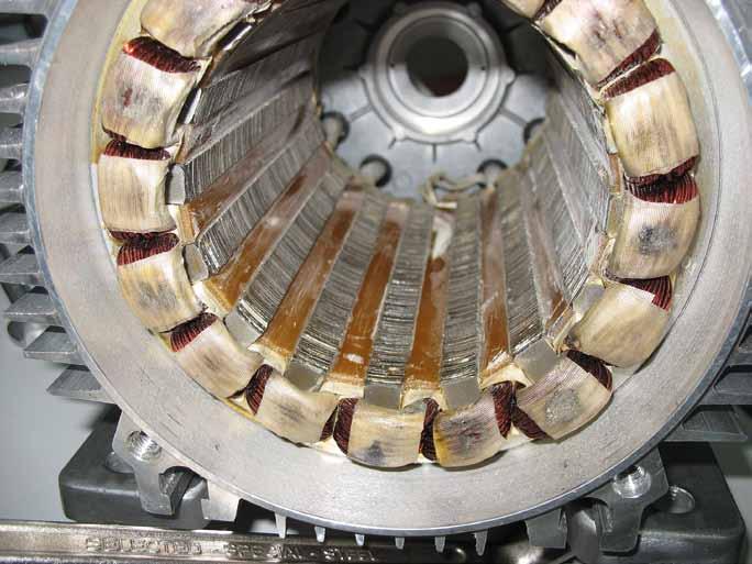 pojazdu elektrycznego. Bazą wyjściową przy projektowaniu geometrii silnika była obudowa standardowego silnika indukcyjnego.
