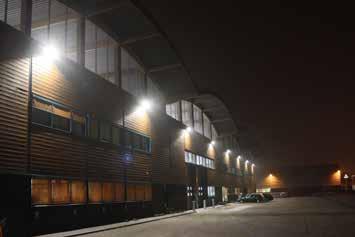 Projektory LED Performer (90/125/160W) Smukła obudowa z radiatorem zamykana bez użycia zacisków montażowych Strumień świetlny sięgający 20 000 lm Bardzo wysoka skuteczność do 125 lm/w Duża