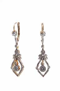 ~ 1,10 ct, rozety diamentowe, masa: 9,10 g Cena: 7 000 zł 12 BROSZA W FORMIE PRECELKA, pocz. XX w.