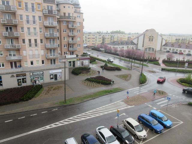Teren nieruchomości zabudowany jest budynkiem