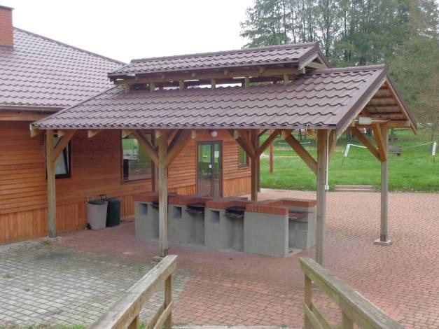 Instalacje wewnętrzne - instalacja elektryczna, - instalacja wodociągowa, (zasilanie z wodociągu lokalnego), ciepła woda z pieca elektrycznego przepływowego, - instalacja kanalizacyjna z