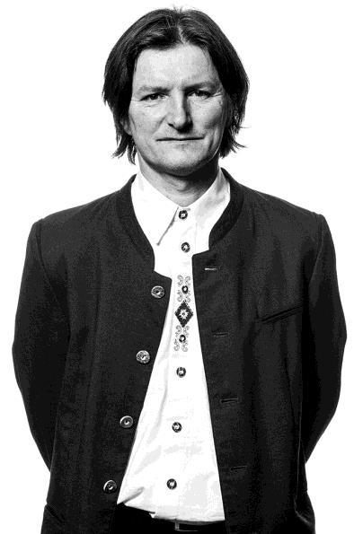 Krzysztof Kusiel-Moroz Ukończył warszawską Akademię Muzyczną w klasie dyrygentury symfoniczno-operowej prof. Stanisława Wisłockiego. Studiował także dyrygenturę chóralną pod kierunkiem prof.