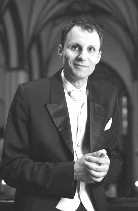 Dariusz Zimnicki Absolwent Konserwatorium Wileńskiego (1997) oraz Akademii Muzycznej w Warszawie w specjalności dyrygentura chóralna (2002, klasa prof. Ryszarda Zimaka).