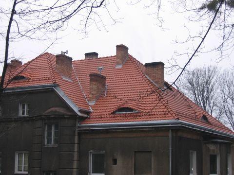Dach budynku po wymianie dachówki. 3.
