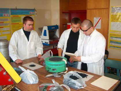 5) 27 listopad 2005 Badanie miału gumowego w laboratoriach Katedry Maszyn